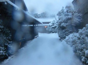 そして、温泉宿ではありません、当社向かいのM様宅です。 駐車場として、お借りするので雪かき、雪かき・・・