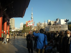浅草寺前、中央にはスカイツリーが、