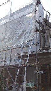大工の矢田さん、外壁剥がし、透湿防水シート貼り、防腐剤塗りです。