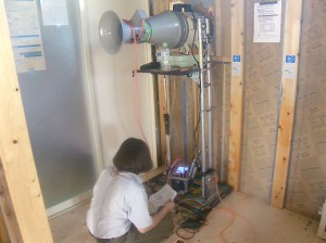 この機械で、家の中の空気を外に出して、どれだけの隙間があるかを測ります。