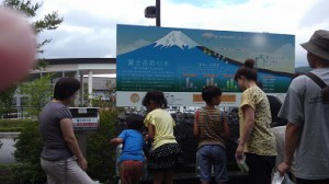 そして恒例の、道の駅での富士山の水汲み。２人の子供も慣れた手つきで手伝います。