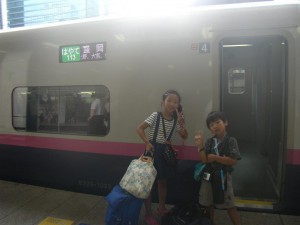 新幹線で２時間の旅。