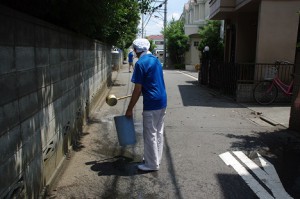 水道の後藤さん、外構の徳永さん、マメに打ち水してくれました。