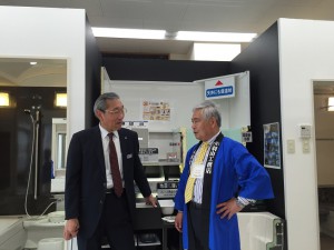 当社で工事させていただいた、コーナーの前で、 中田所長と当社社長。