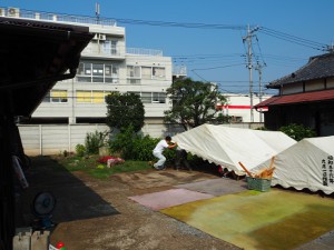 スタート、9:30ジャスト! 今年は開始早々から、お客様が続々と・・・・ 中央の青いシャツの方は、スタッフではありません。近所の奥様です。