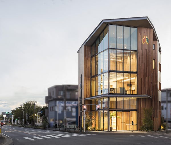 重量鉄骨造3階建て事務所・倉庫